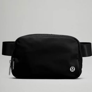 Lululemon Athletica Everywhere Belt Bag in black!🖤